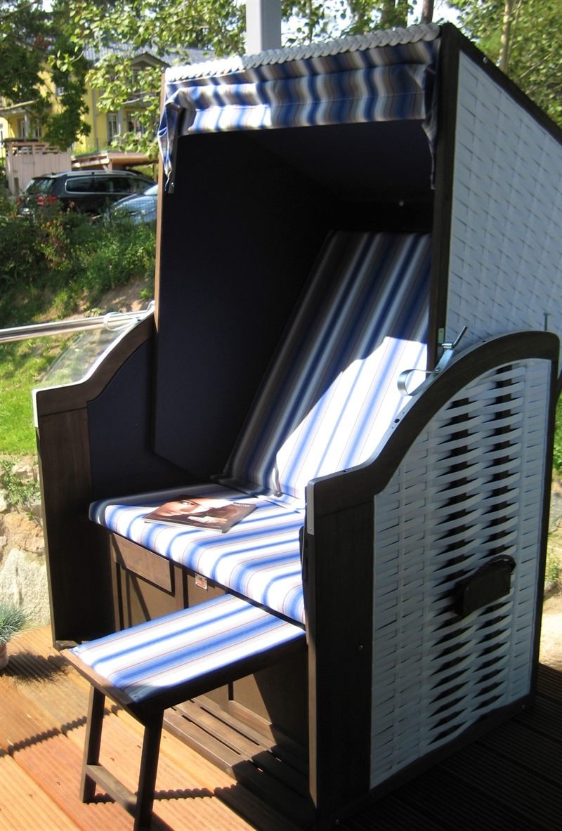 Blau-weiß gestreifter Strandkorb auf dem Balkon der Ferienwohnung