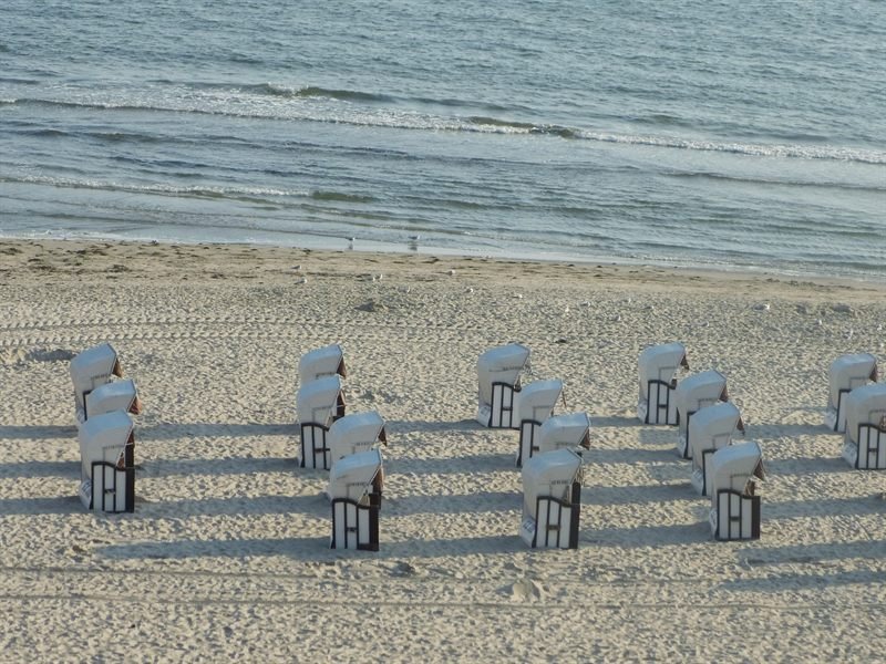 Strandkörbe in Reihen auf dem weißen Sandstrand von Baabe