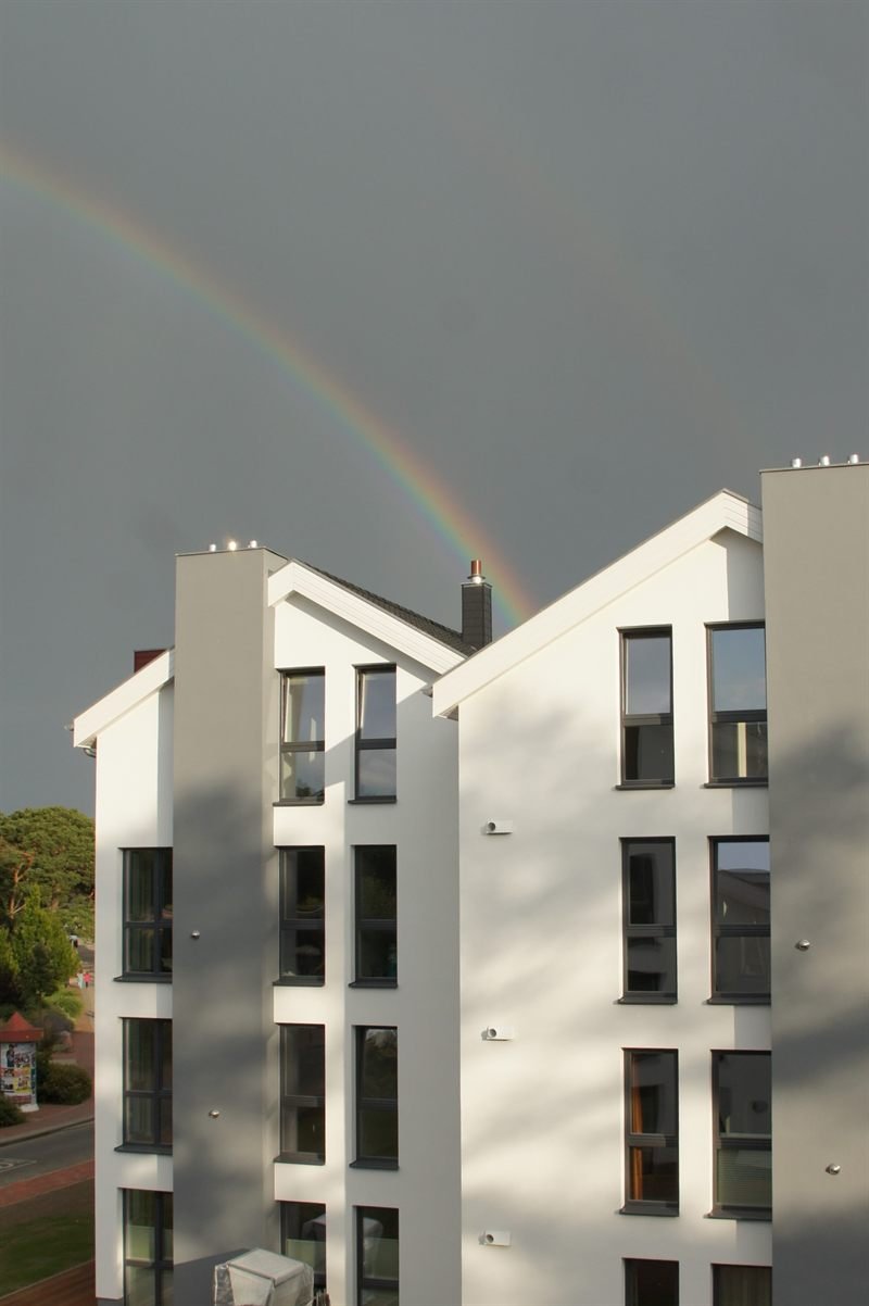 Regenbogen über den weißen Giebeln der Strandvilla Baabe